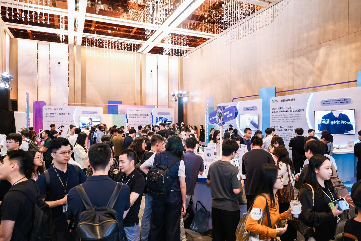 跨境AI智能体相关展会现场，与会者在展台前交流