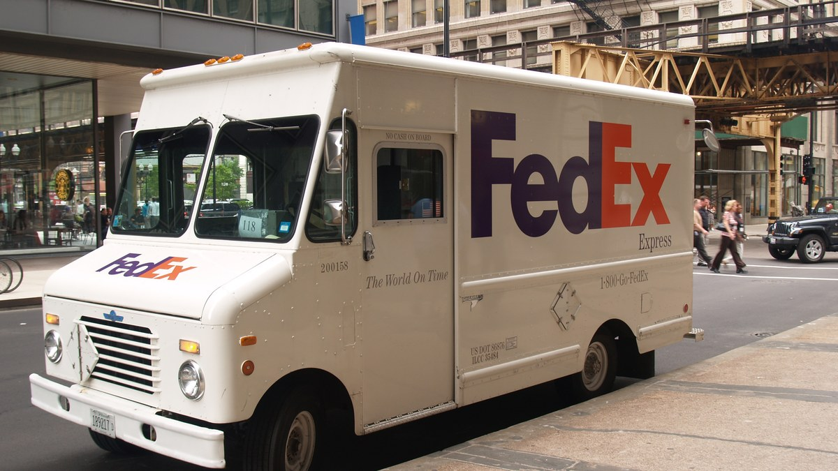 美国芝加哥街头的FedEx快递货车,用于说明FedEx美国包裹业务的派送场景