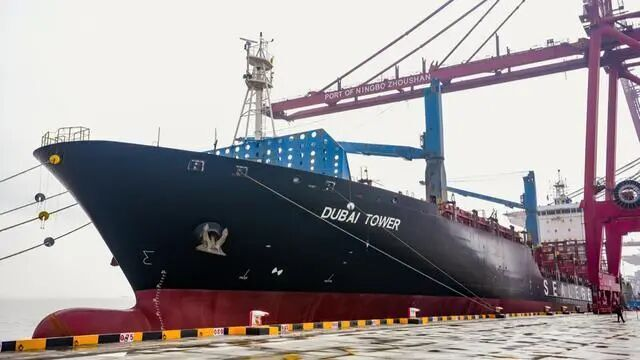 执行首航的迪拜塔轮靠泊宁波舟山港装船,船身可见 DUBAI TOWER 字样