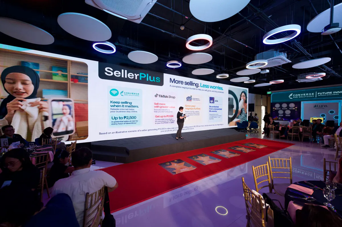 SellerPlus计划发布现场,舞台大屏显示套餐权益与资费说明
