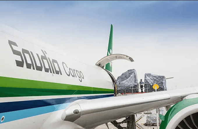 沙特航空货运货机在机坪装载集装箱货物