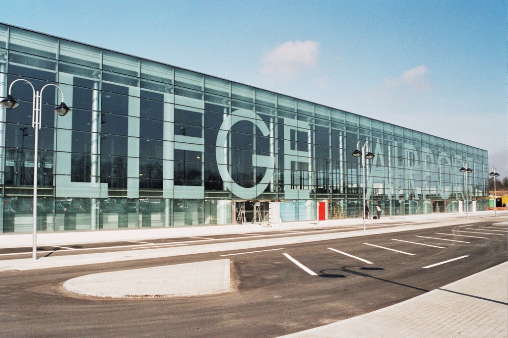 列日机场航站楼，玻璃幕墙上印着 LIEGE AIRPORT 字样